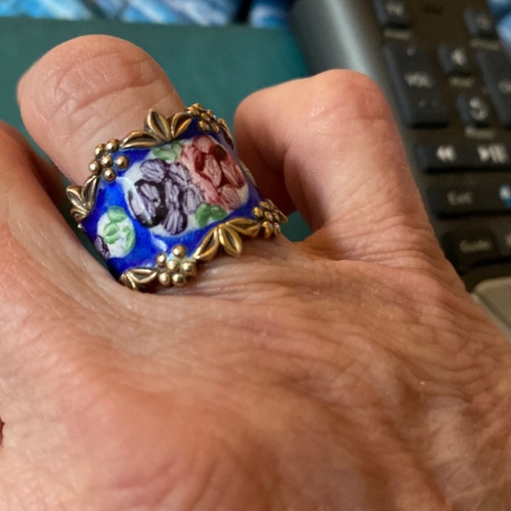 SIZE 7 Sterling Silver ring styled in cloussine design